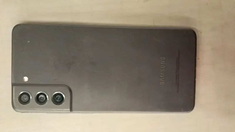 Smartphone con pantalla dañada y desgaste - 5