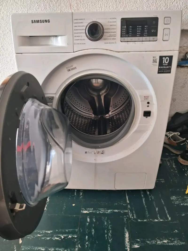 Lavadora Samsung con puerta frontal y múltiples programas - 1