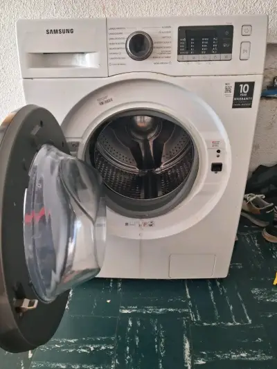 Lavadora Samsung con puerta frontal y múltiples programas - miniatura 1