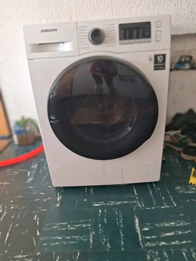 Lavadora Samsung con puerta frontal y múltiples programas - 2