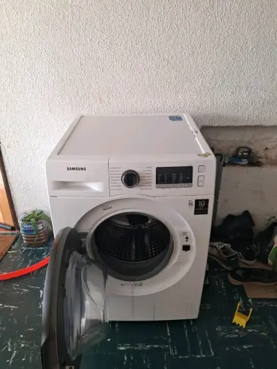 Lavadora Samsung con puerta frontal y múltiples programas - miniatura 4
