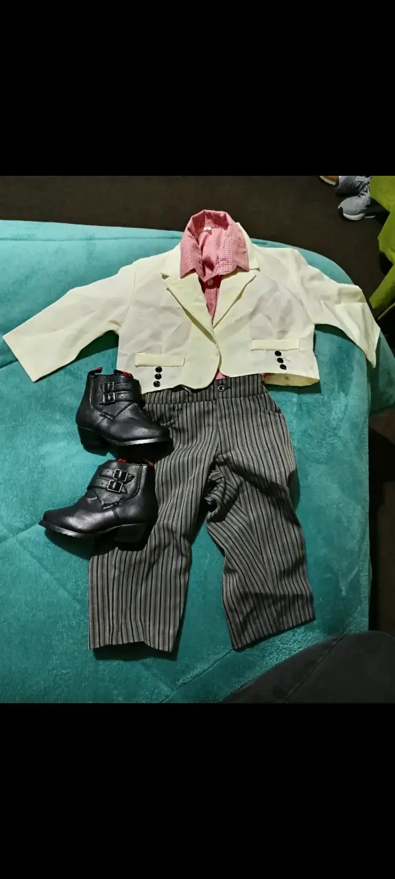 Conjunto de ropa infantil elegante con botas - 1