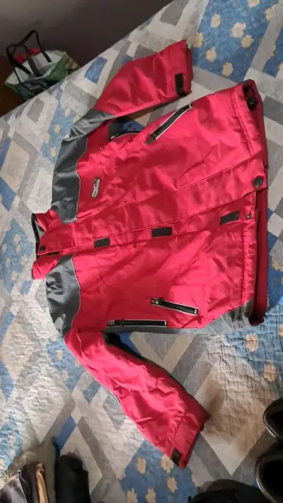 Chaqueta de esquí roja con detalles negros - miniatura 4