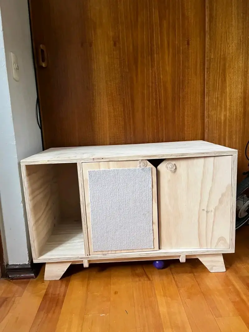 Mueble de madera para gatos con puertas - 1
