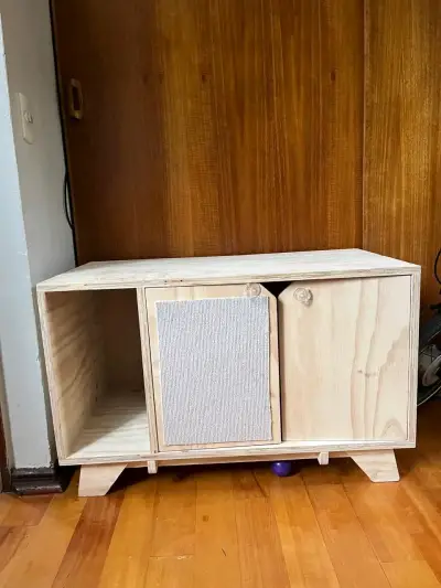 Mueble de madera para gatos con puertas - miniatura 1