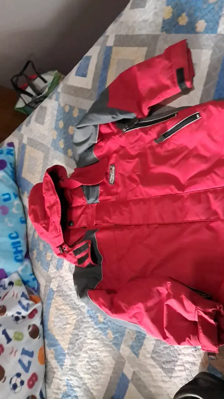 Chaqueta de esquí roja con detalles negros - 2