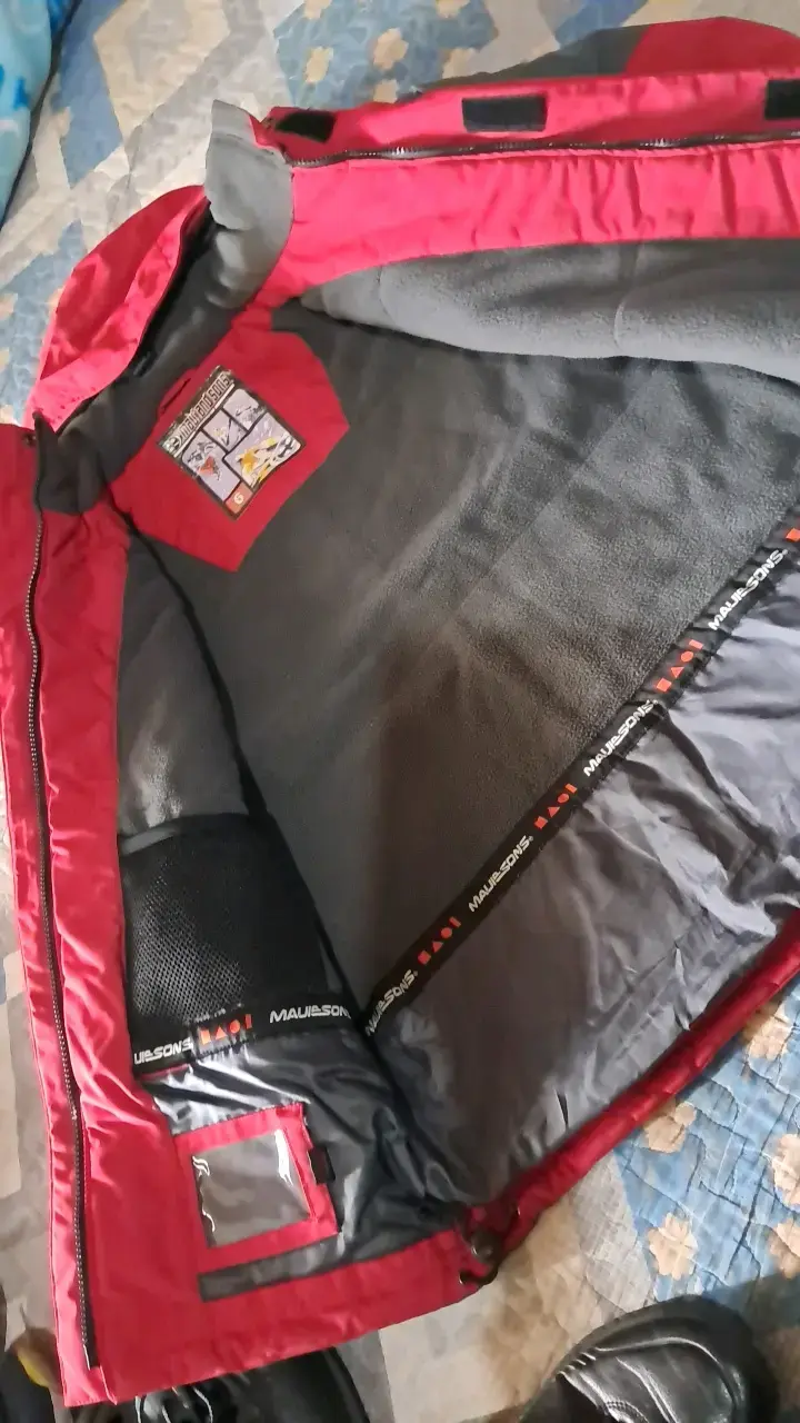 Chaqueta de esquí roja con detalles negros - 4