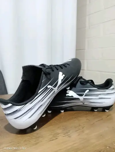 Botines de fútbol Puma negros y blancos - miniatura 1