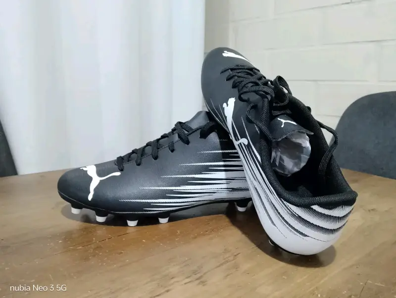 Botines de fútbol Puma negros y blancos - 2