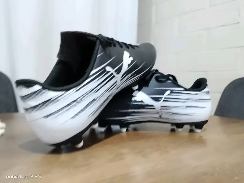 Botines de fútbol Puma negros y blancos - 3