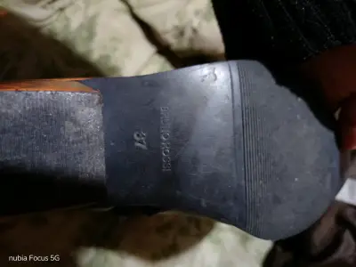 Botas de cuero negras con cierre lateral - miniatura 2