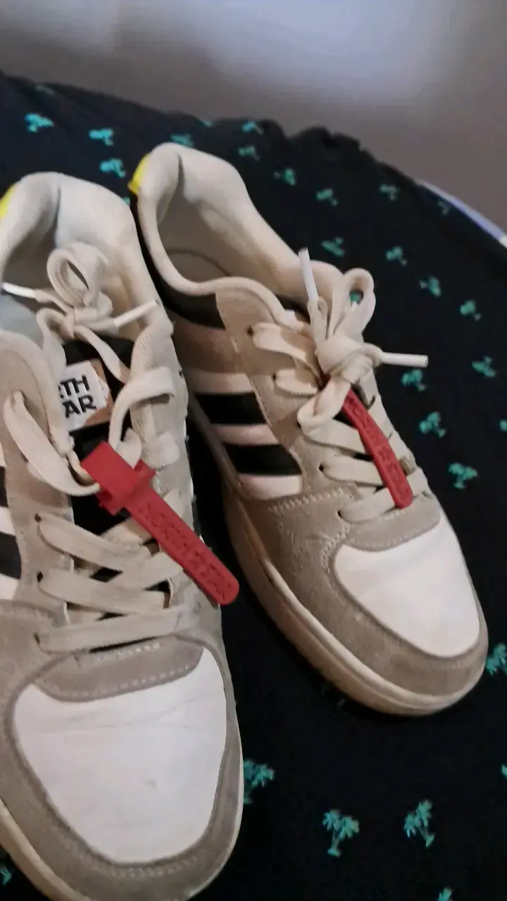 Zapatillas deportivas blancas y grises con rayas