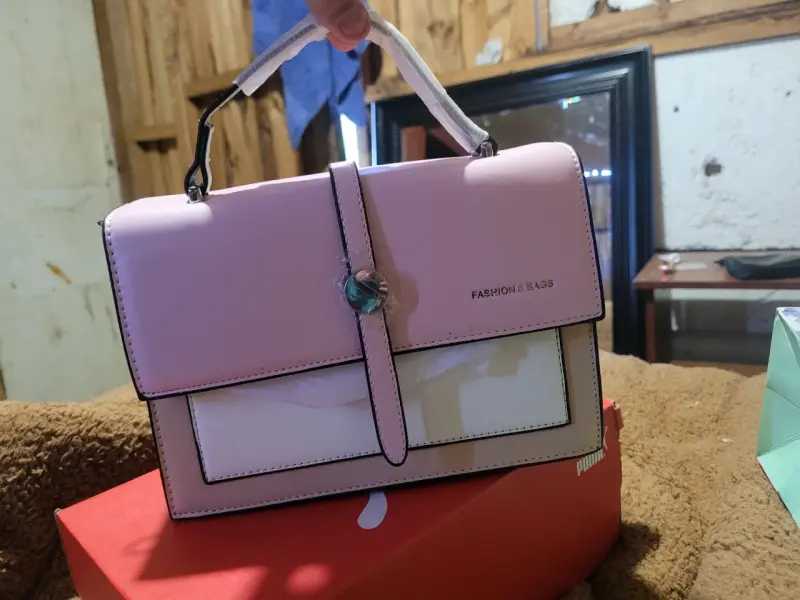 Cartera de mano rosa elegante - 1