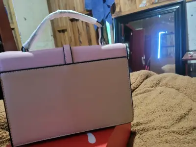 Cartera de mano rosa elegante - miniatura 3