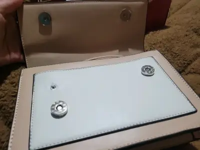 Cartera de mano rosa elegante - miniatura 5