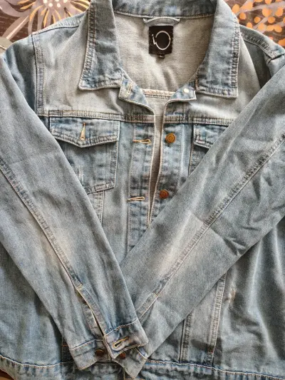 Chaqueta de mezclilla azul claro para mujer - miniatura 1