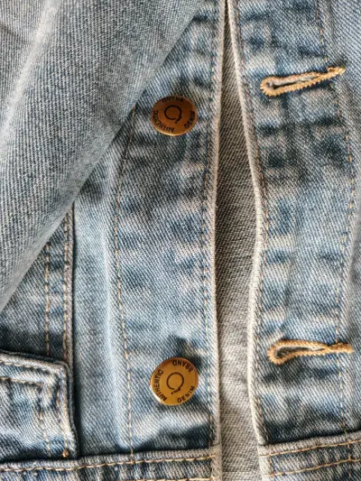 Chaqueta de mezclilla azul claro para mujer - miniatura 3