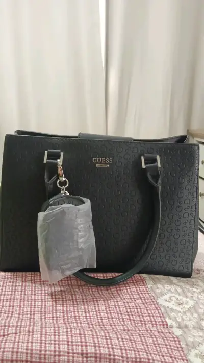 Bolso de mano negro Guess con diseño grabado - miniatura 1