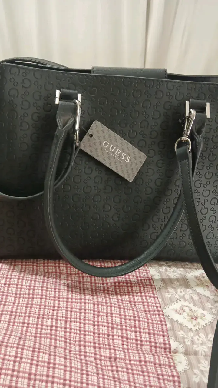 Bolso de mano negro Guess con diseño grabado - 2