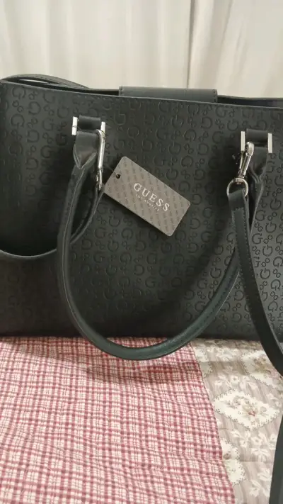 Bolso de mano negro Guess con diseño grabado - miniatura 2