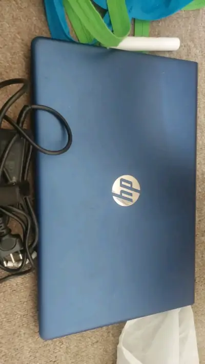Laptop HP azul con cargador incluido - miniatura 1