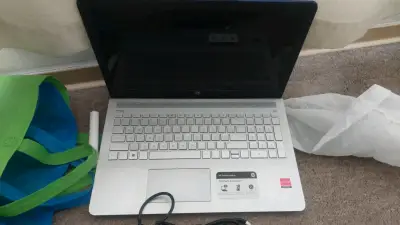 Laptop HP azul con cargador incluido - miniatura 2