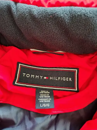 Chaqueta de invierno roja Tommy Hilfiger con capucha - miniatura 1