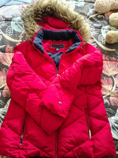 Chaqueta de invierno roja Tommy Hilfiger con capucha - miniatura 2