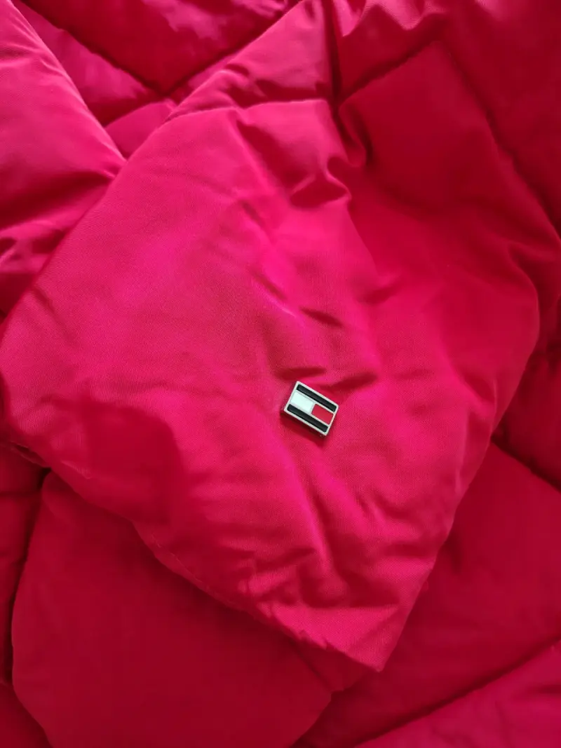 Chaqueta de invierno roja Tommy Hilfiger con capucha - 3