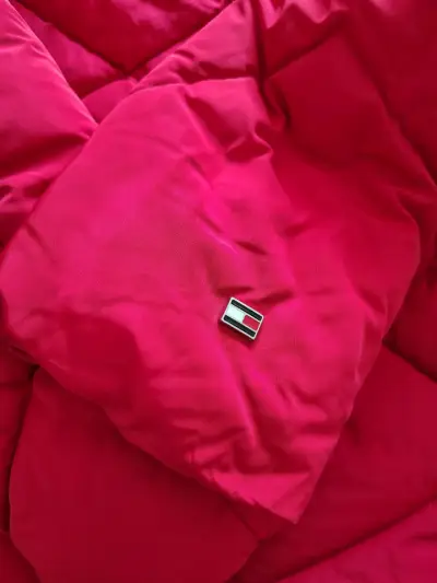 Chaqueta de invierno roja Tommy Hilfiger con capucha - miniatura 3
