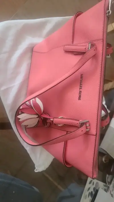 Bolso Michael Kors rosa con detalle floral - miniatura 1