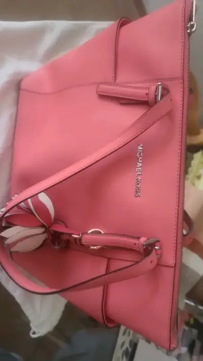 Bolso Michael Kors rosa con detalle floral - miniatura 2