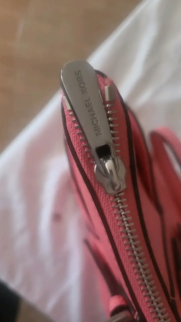 Bolso Michael Kors rosa con detalle floral - 3