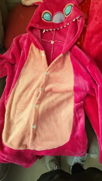 Pijama enterizo de felpa rosa con capucha - miniatura 1