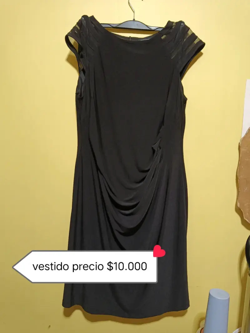 Vestido negro elegante con detalles en hombros
