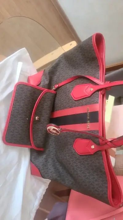 Bolso tote Michael Kors con detalles rojos - miniatura 3