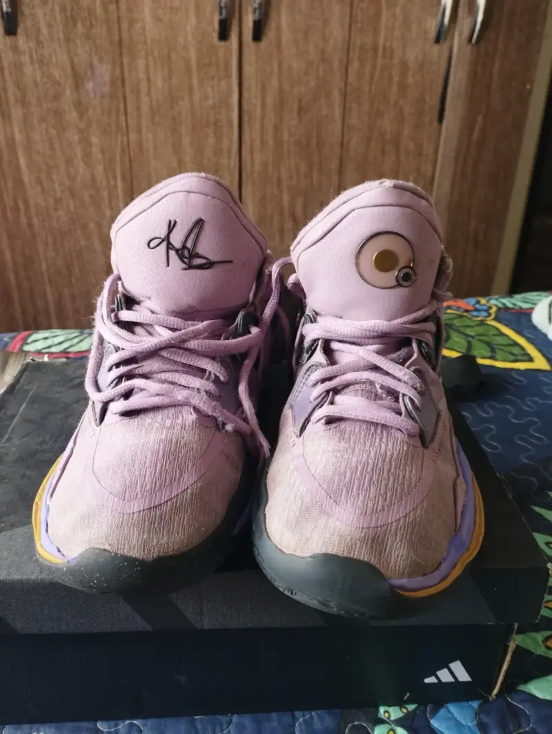 Zapatillas deportivas moradas con logo dorado - 2