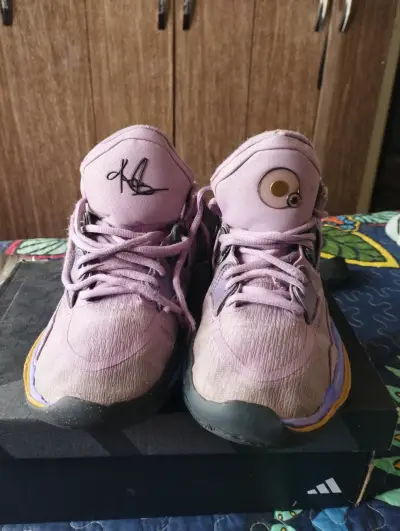 Zapatillas deportivas moradas con logo dorado - miniatura 2