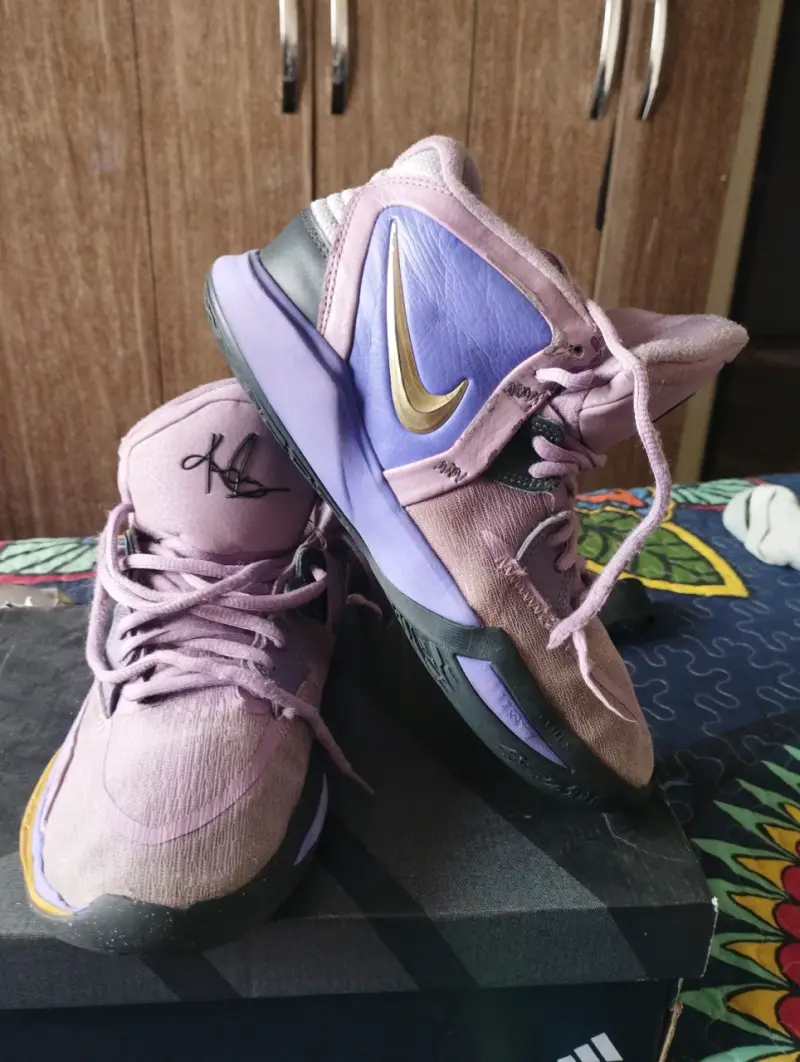 Zapatillas deportivas moradas con logo dorado - 3