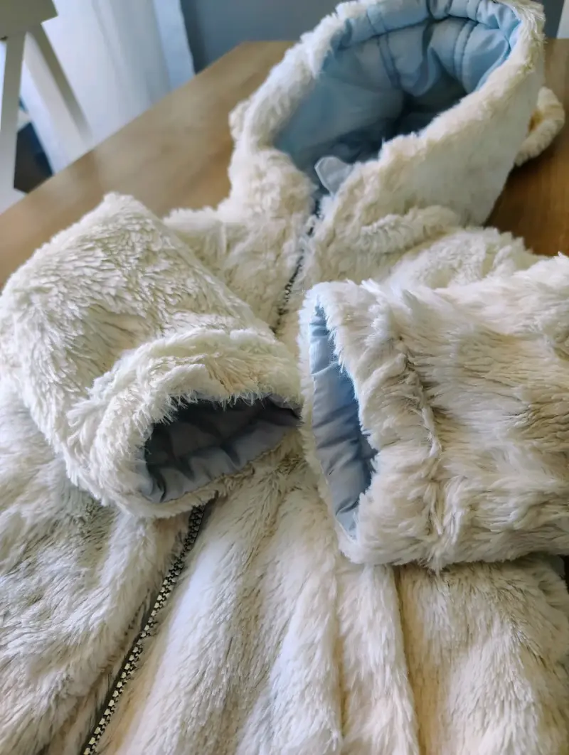 Chaqueta de invierno para niña DKNY reversible azul y blanca - 3