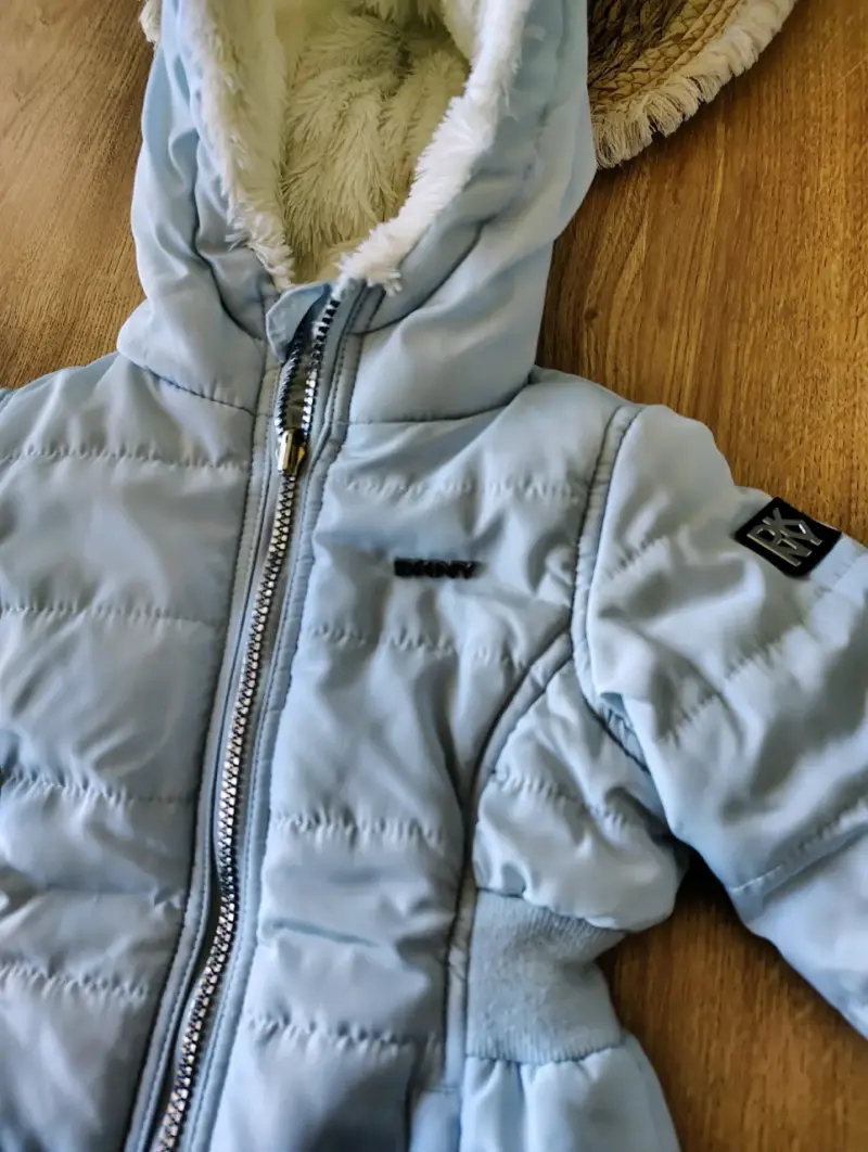 Chaqueta de invierno para niña DKNY reversible azul y blanca - 4
