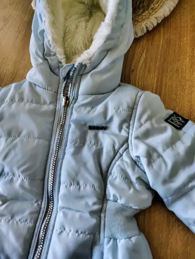 Chaqueta de invierno para niña DKNY reversible azul y blanca - miniatura 4