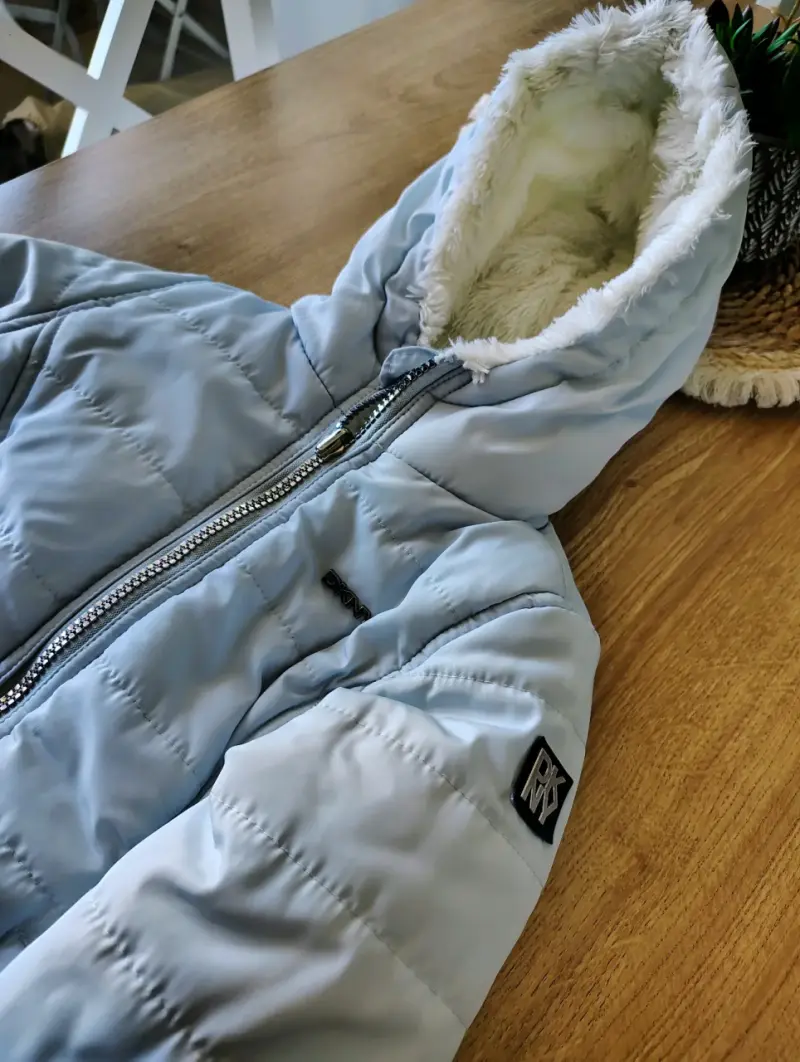 Chaqueta de invierno para niña DKNY reversible azul y blanca - 5
