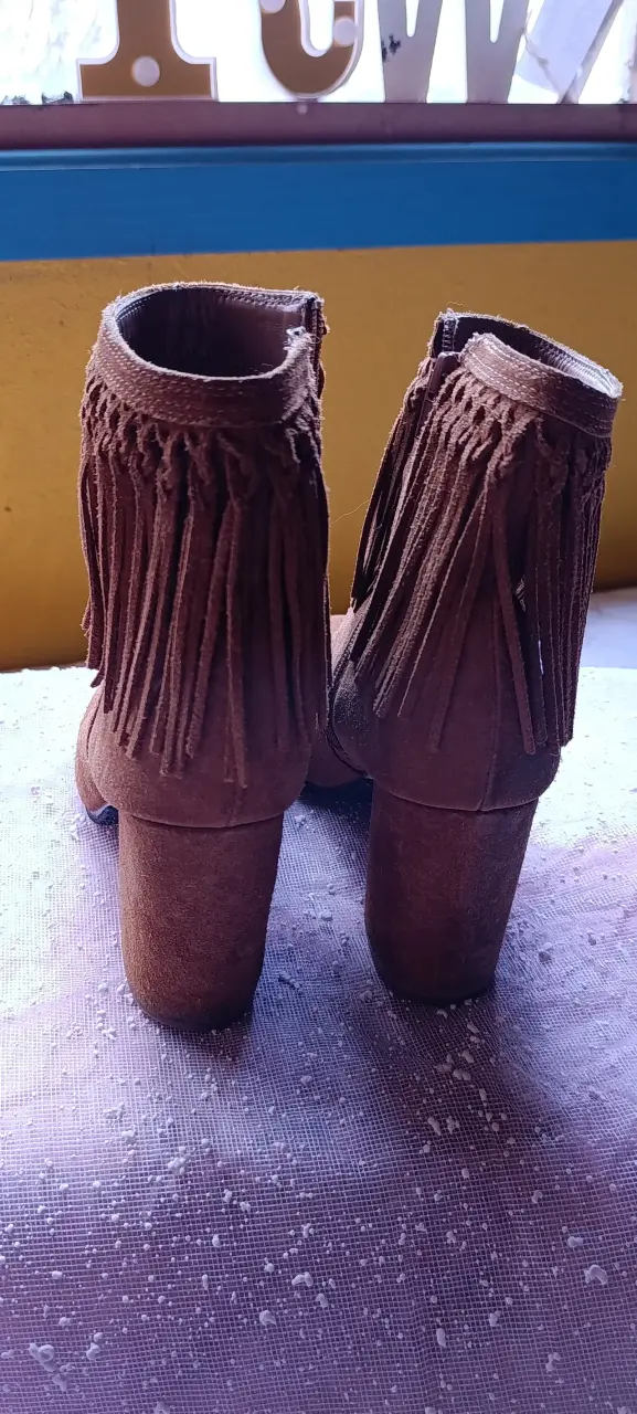 Botines de gamuza marrón con flecos - 3