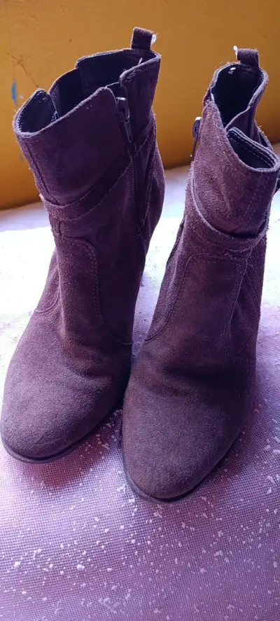 Botines de gamuza marrón con tacón alto - miniatura 1