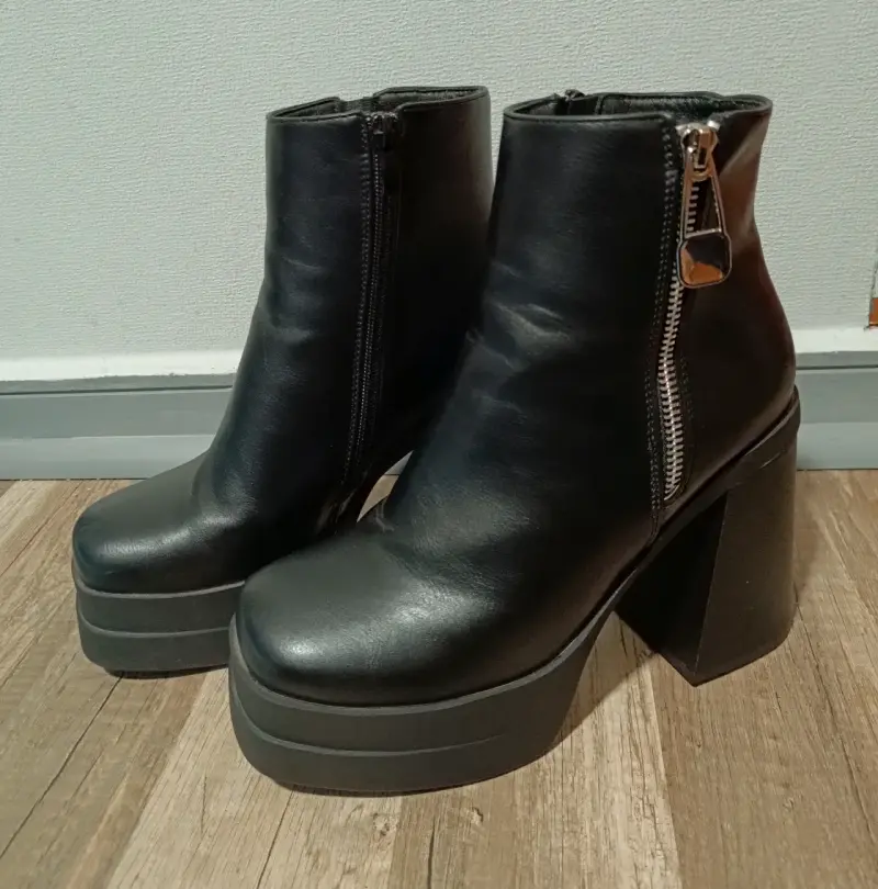 Botines de cuero negro con plataforma