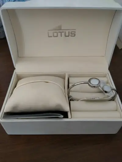Reloj de pulsera Lotus para mujer en caja original - miniatura 1
