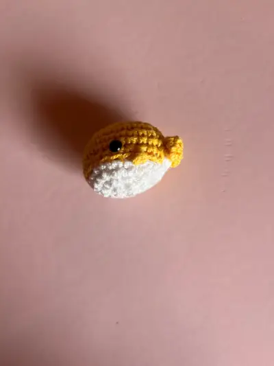 Ballena de crochet amarilla y blanca - miniatura 1
