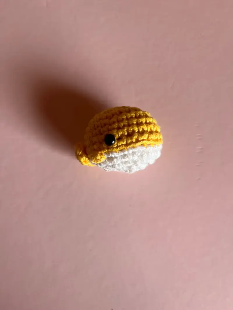 Ballena de crochet amarilla y blanca - 2