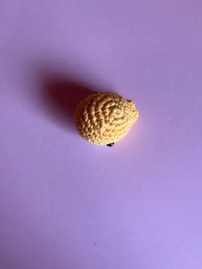 Ballena de crochet amarilla y blanca - miniatura 3